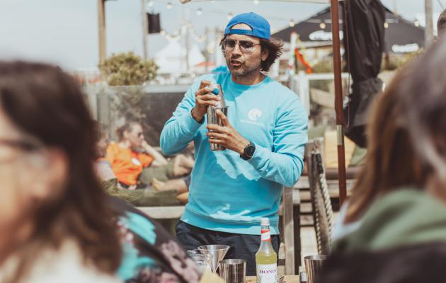 cocktail shaken workshop strand zandvoort bedrijfsuitje