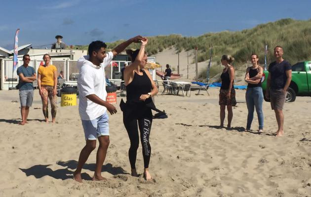 salsa dansen workshop Beleving Zandvoort bedrijfsuitje
