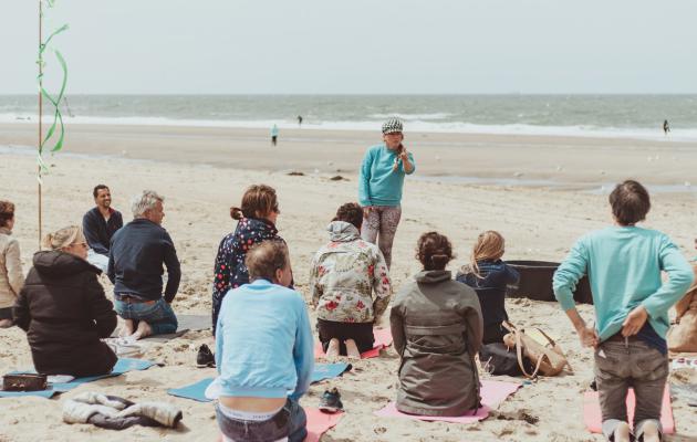 yoga workshop strand Zandvoort ontspannen vrienden bedrijfsuitje