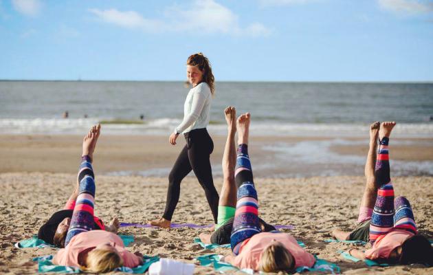 yoga workshop les Zandvoort aan zee bedrijfsuitje energizer