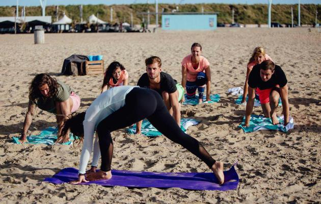 yoga les Zandvoort aan zee bedrijfsuitje
